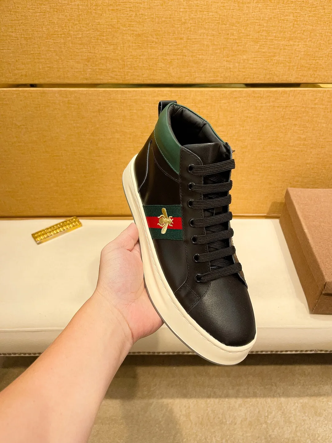 Factory price 440 [Gucci] Gucci's latest high-top casual Korean-style men's shoes, brand new autumn and winter design, perfect workmanship, cabinet quality, upper: cowhide material, leather lining; soft and comfortable, rubber outsole ultra-light, wear-resistant, simple, versatile fashion men's shoes, color optional, size 38--44